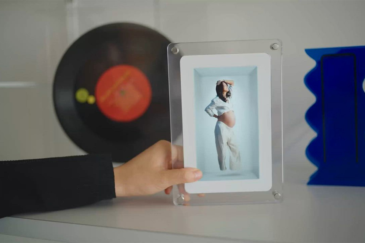 Looking Glass musubi holographic photo frame displaying a 3D hologram